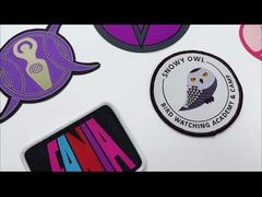 Imprensa do calor que suporta o ferro esparadrapo em remendos bordados para o pano do basebol