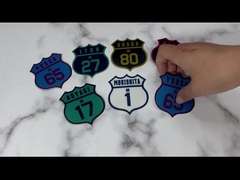 A roupa uniforme feita sob encomenda dos remendos remenda o ferro do projeto em remendos do bordado