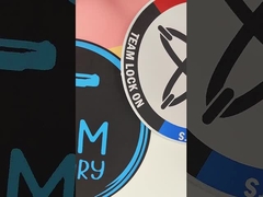 As técnicas de tecelagem bordaram o ferro em remendos a tela da sarja que veste acessórios