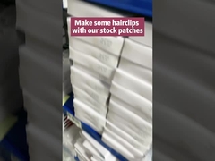 As crianças bonitos passam no bordado remendam o preto amigável de Eco