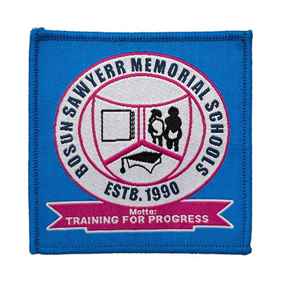 Patches personalizados com o logotipo da empresa seguem a cor Pandone para roupas