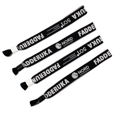 Os braceletes tecidos feitos sob encomenda do festival personalizaram punhos do evento
