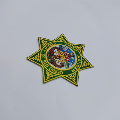 O laser cortou o ferro feito sob encomenda de Logo Embroidery Patches Heptatus Shape no estilo
