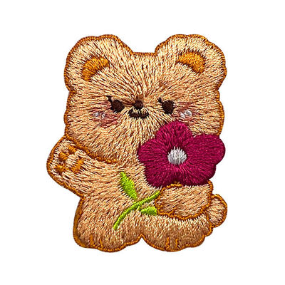 O urso que da caixa o bordado remenda Pandone colore o remendo bordado feito sob encomenda da linha do algodão do ouro