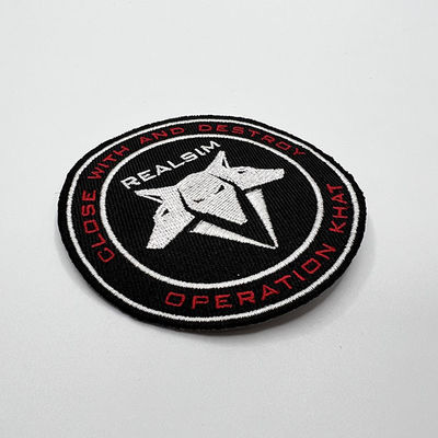 A tela feita sob encomenda da sarja bordou Logo Badges Iron On Backing lavável para a roupa