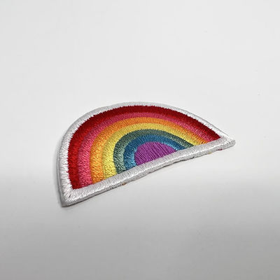 O desenhista Custom DIY do arco-íris bordou o ferro dos remendos em remendos para a roupa
