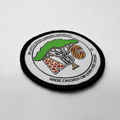 As linhas do poliéster passam no tear tecido da agulha dos remendos que tece para a roupa