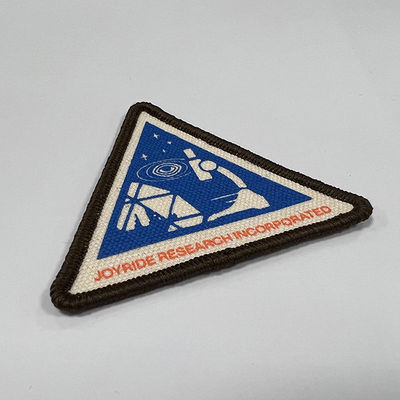 O bordado de advertência experimental dos remendos do triângulo remenda o ferro na beira de Merrowed