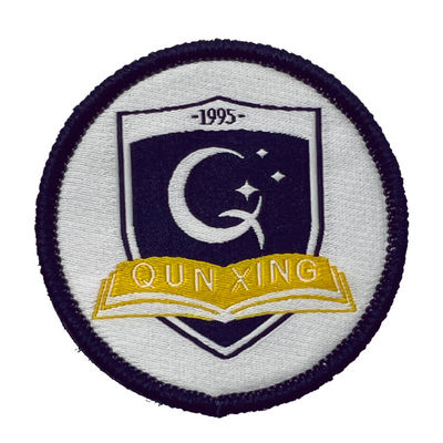 Crachás uniformes feitos sob encomenda da beira de Merrowed do preto de Logo Iron On Woven Patch da escola