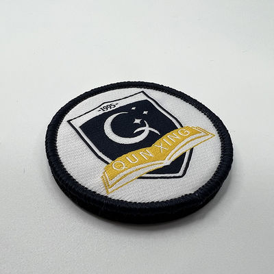 Crachás uniformes feitos sob encomenda da beira de Merrowed do preto de Logo Iron On Woven Patch da escola