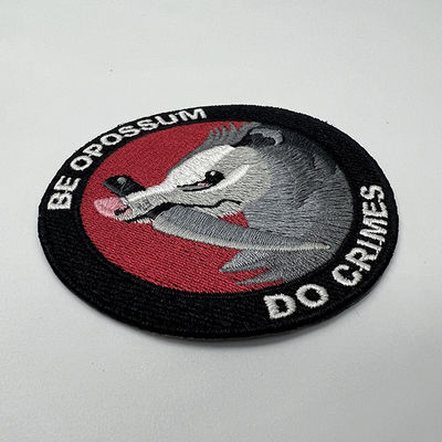 Os remendos feitos sob encomenda por atacado do Applique do bordado costuram no ferro em remendos tecidos roupa