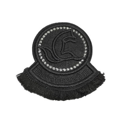 Os remendos bordados feitos sob encomenda materiais sentidos costuram no revestimento protetor com borlas