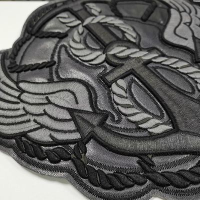 Os bens de couro 3D bordaram remendos que o laser cortou a beira dá forma personalizado