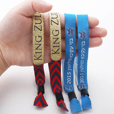 Os braceletes tecidos feitos sob encomenda do festival personalizaram punhos do evento