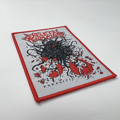 Ferro tecido da cor de Merrowed beira vermelha lavável Logo Patch PMS no crachá do bordado