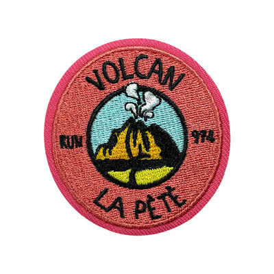 A sarja gravou o ferro no remendo que do bordado a roupa redonda remenda linhas do poliéster